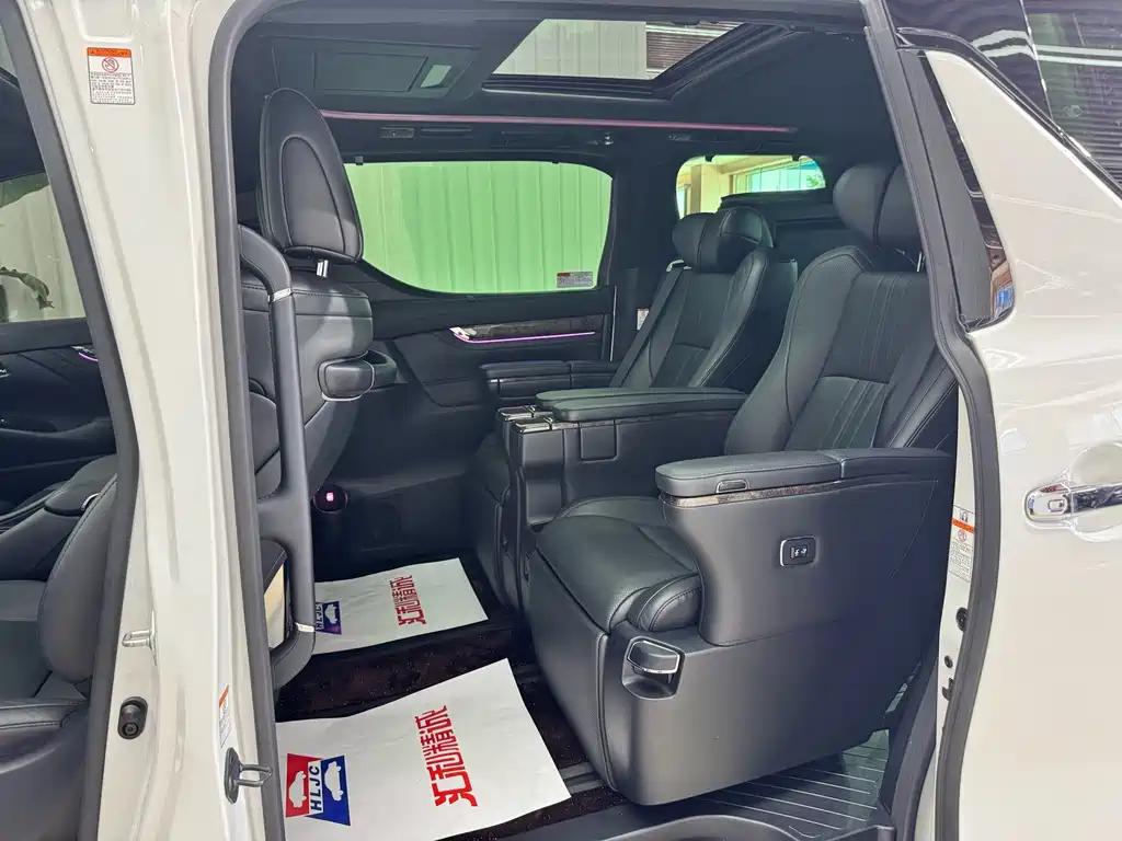 Toyota Alphard — фото 8