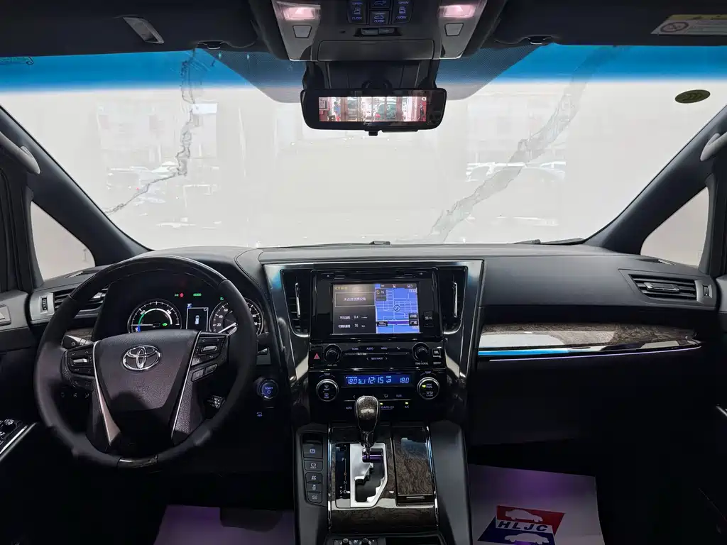 Toyota Alphard — фото 9