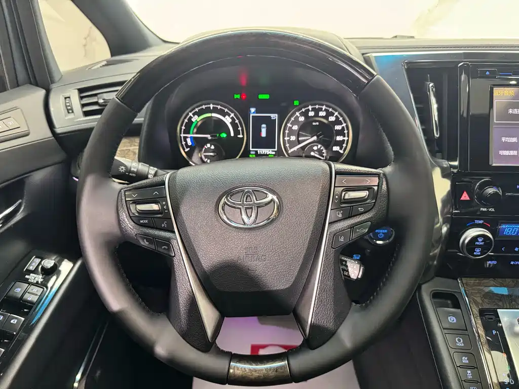 Toyota Alphard — фото 10