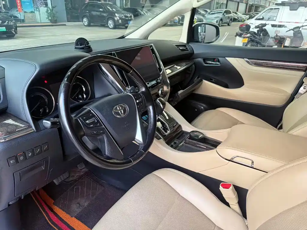 Toyota Vellfire — фото 3