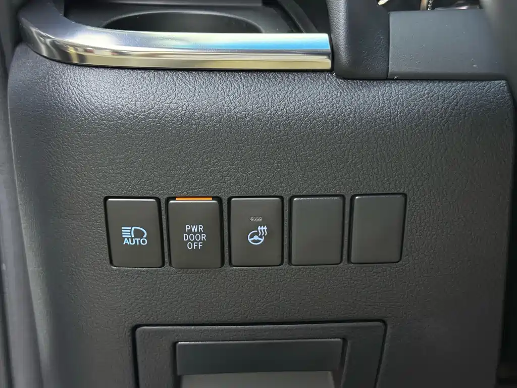 Toyota Alphard — фото 11