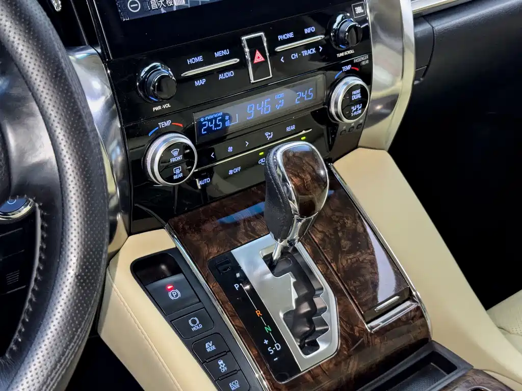 Toyota Alphard — фото 10