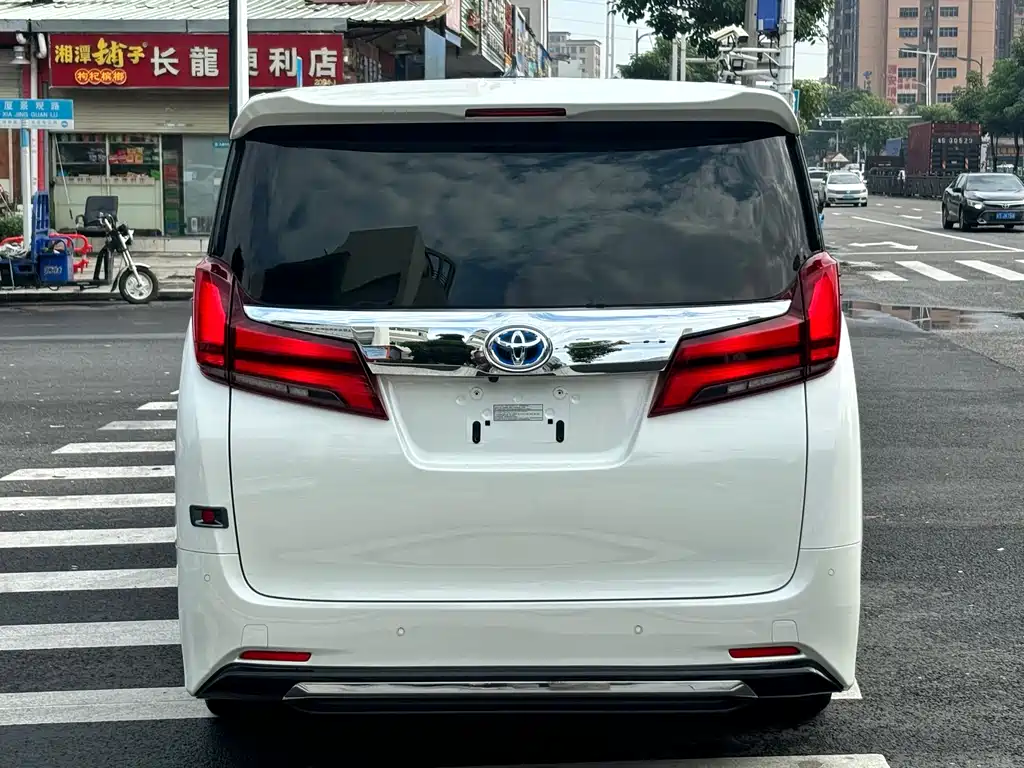 Toyota Alphard — фото 2