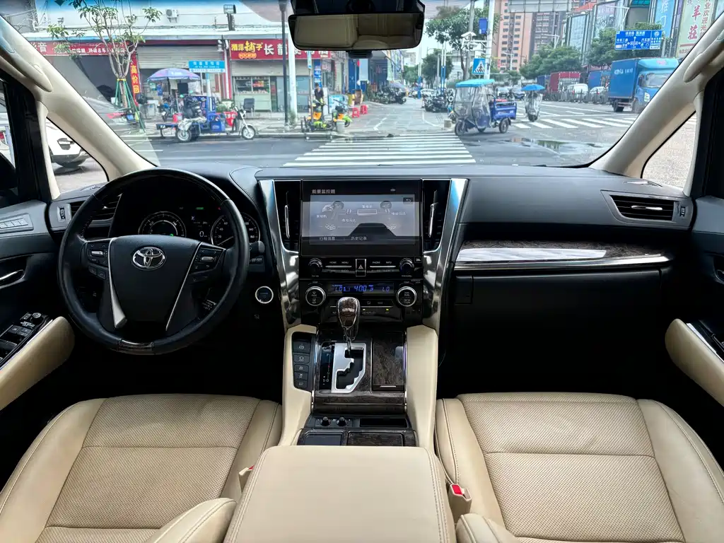 Toyota Alphard — фото 11