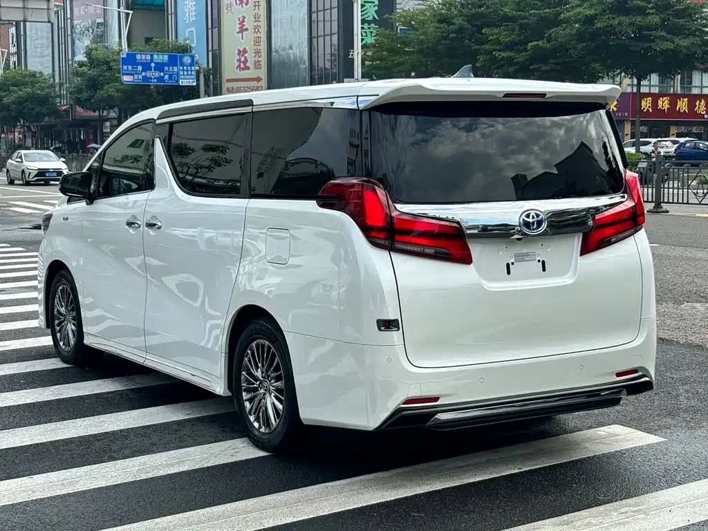 Toyota Alphard — фото 3