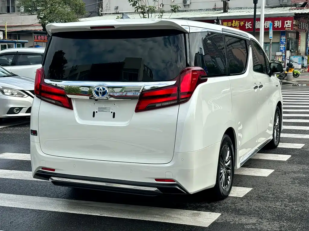 Toyota Alphard — фото 6