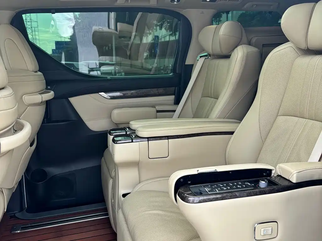 Toyota Alphard — фото 8