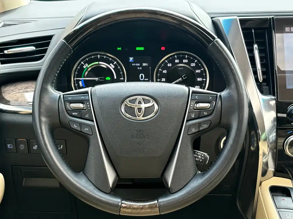 Toyota Alphard — фото 10