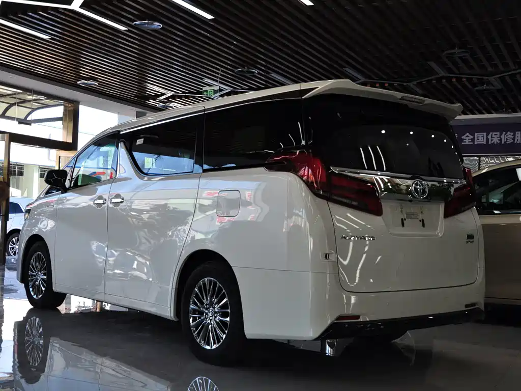 Toyota Alphard — фото 2
