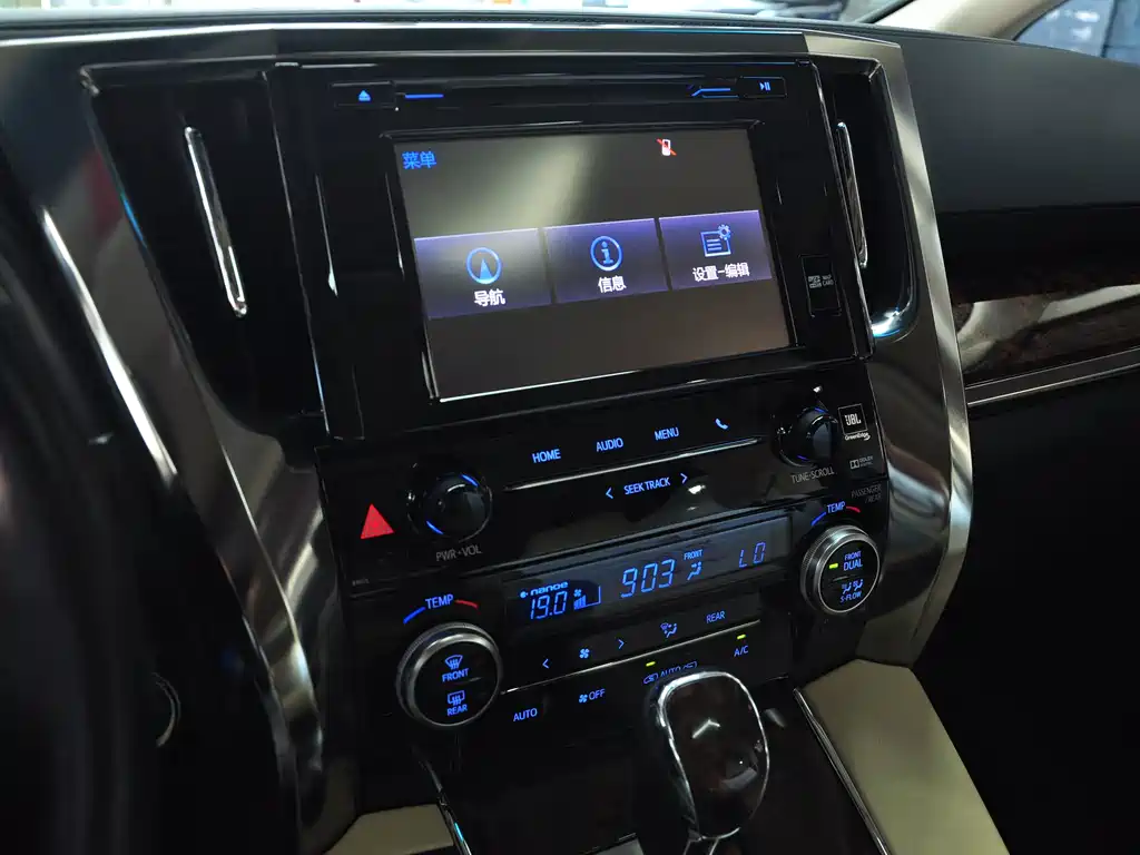 Toyota Alphard — фото 11