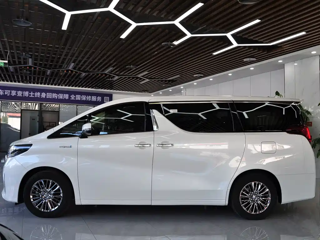 Toyota Alphard — фото 3
