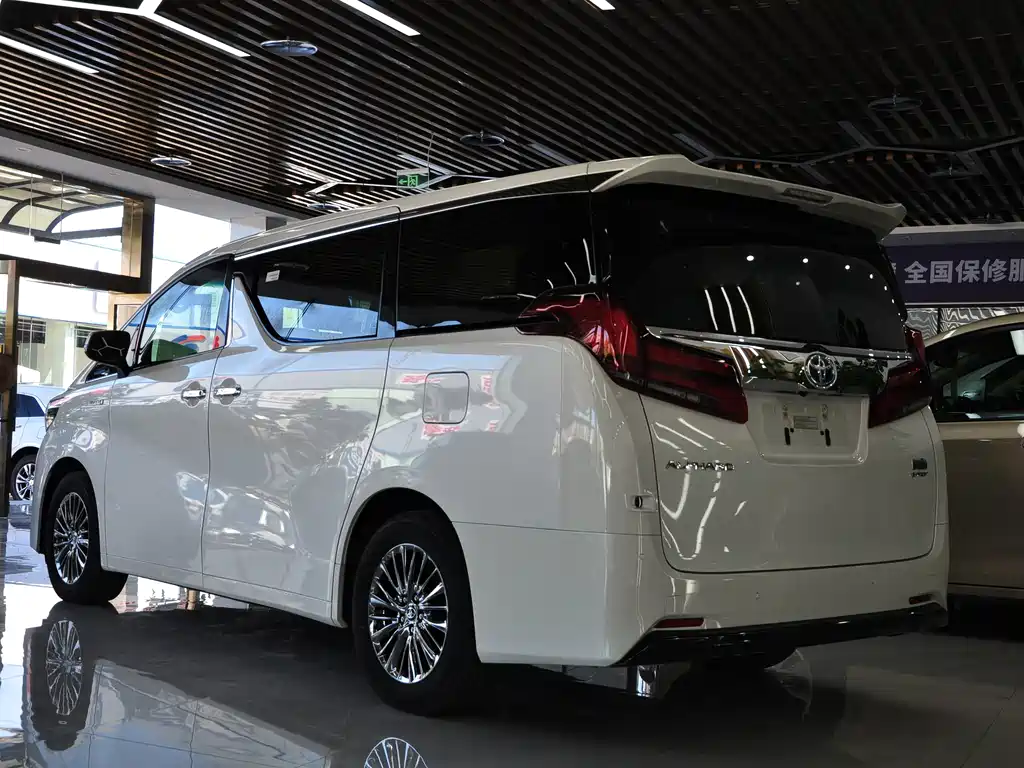 Toyota Alphard — фото 4