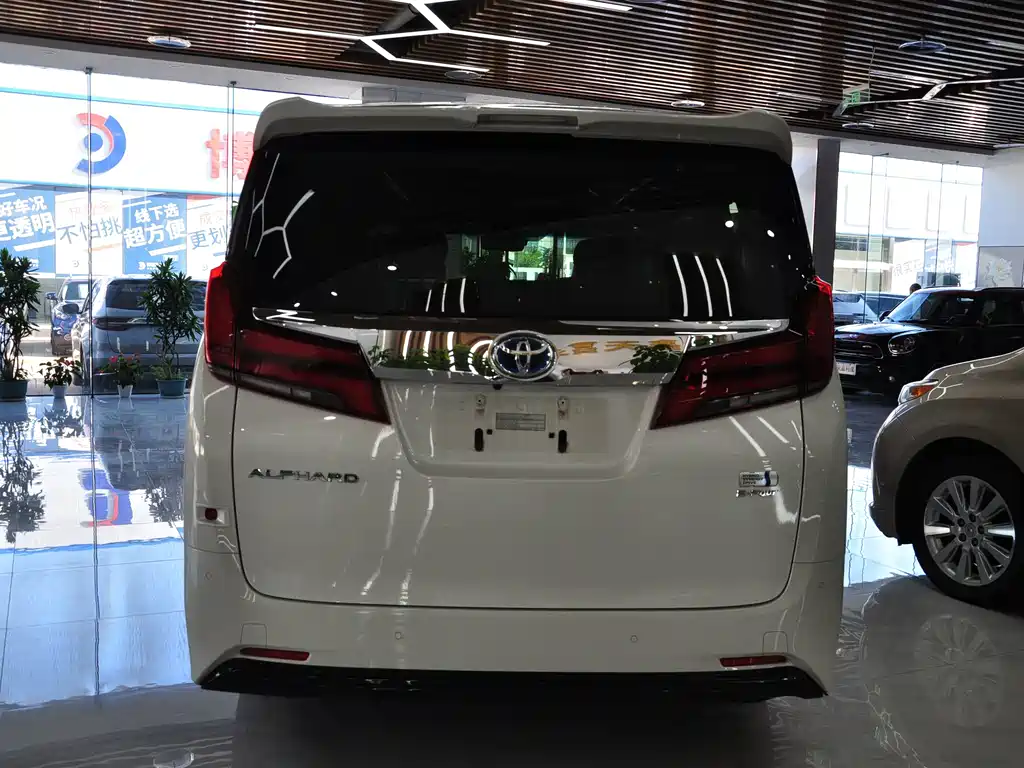 Toyota Alphard — фото 5