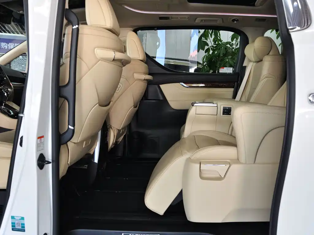 Toyota Alphard — фото 8