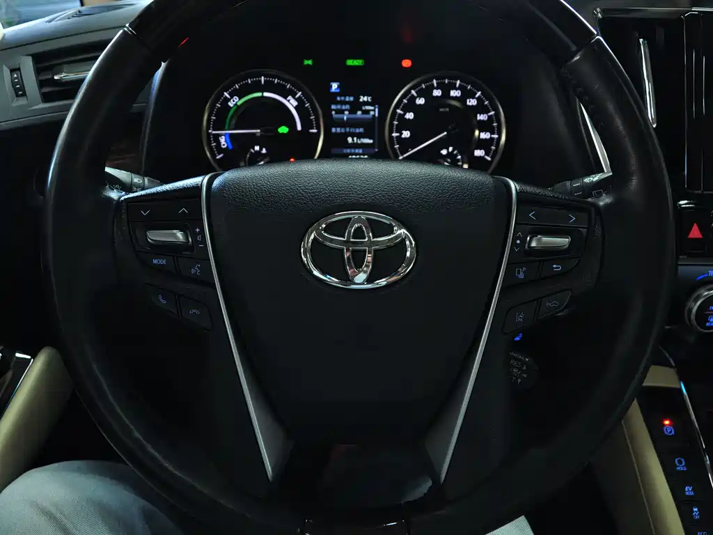 Toyota Alphard — фото 9