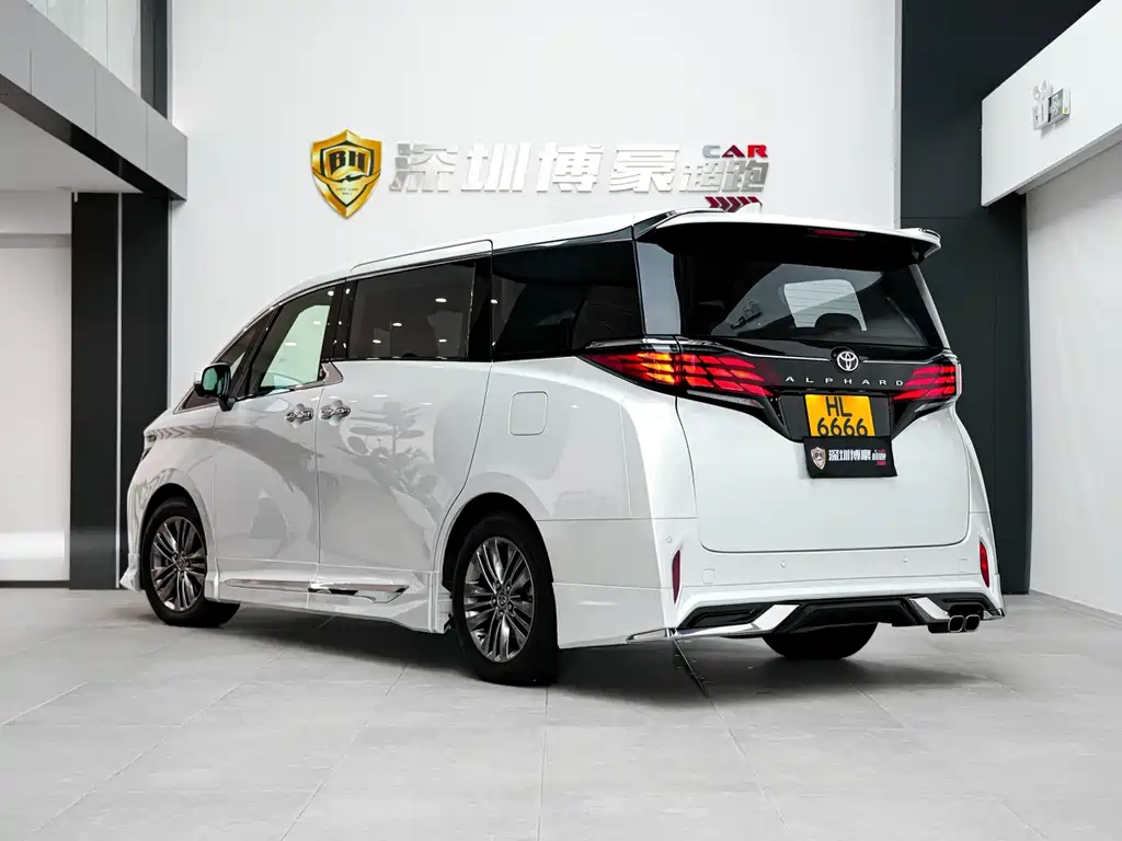 Toyota Alphard — фото 8