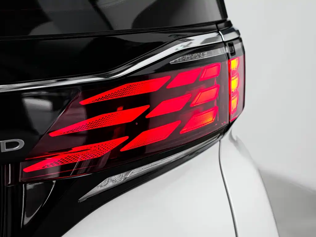 Toyota Alphard — фото 10