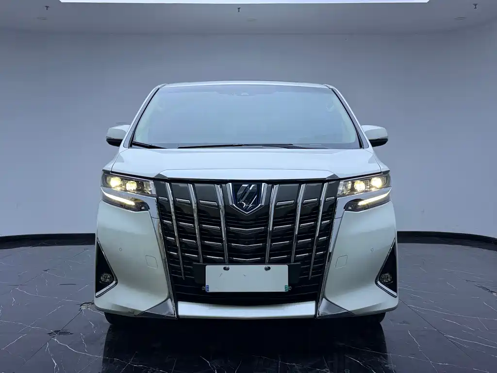 Toyota Alphard — фото 2