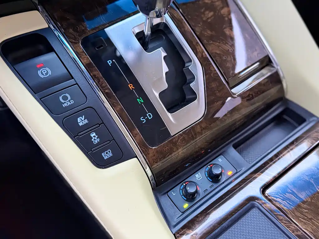 Toyota Alphard — фото 7