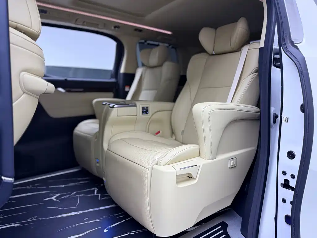 Toyota Alphard — фото 8
