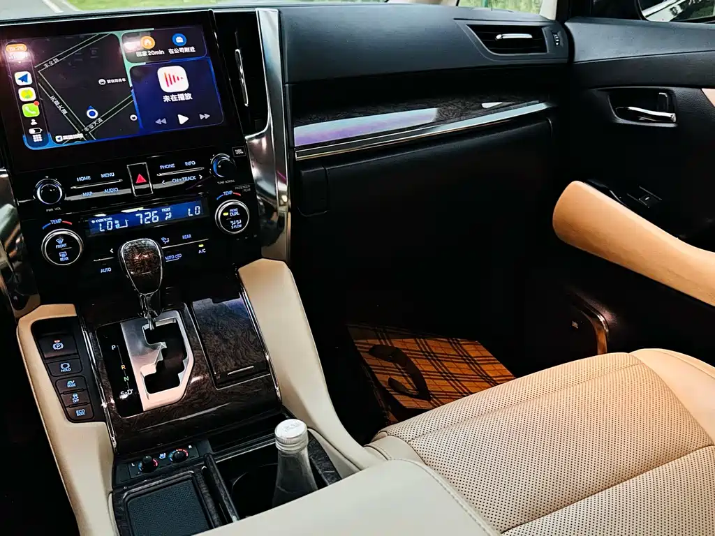 Toyota Alphard — фото 7