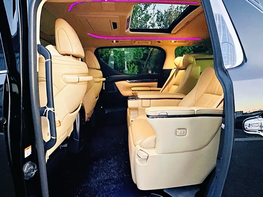 Toyota Alphard — фото 9