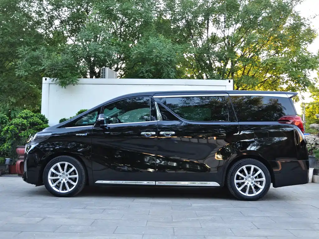 Toyota Alphard — фото 3