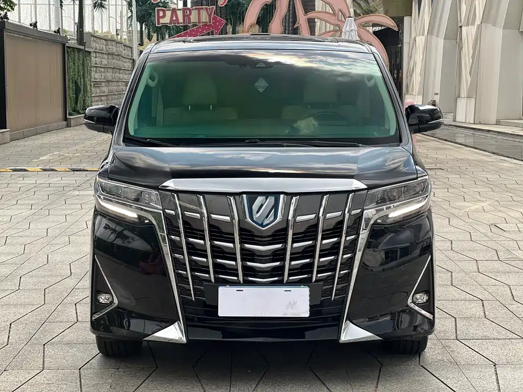 Toyota Alphard — фото 2