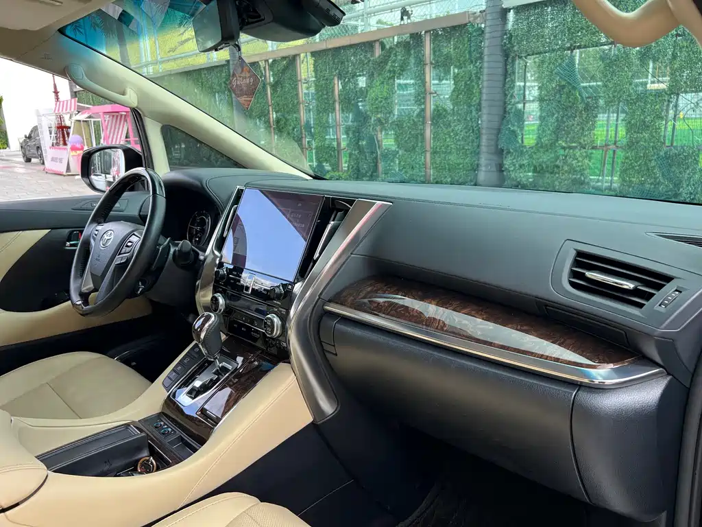 Toyota Alphard — фото 11