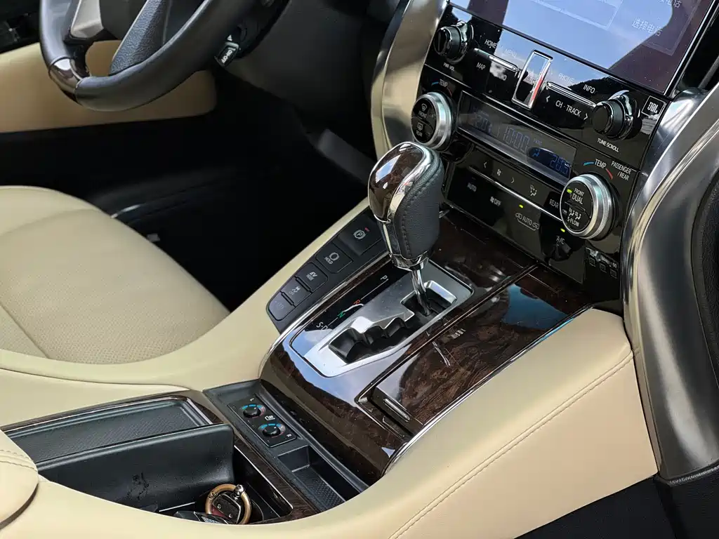 Toyota Alphard — фото 13