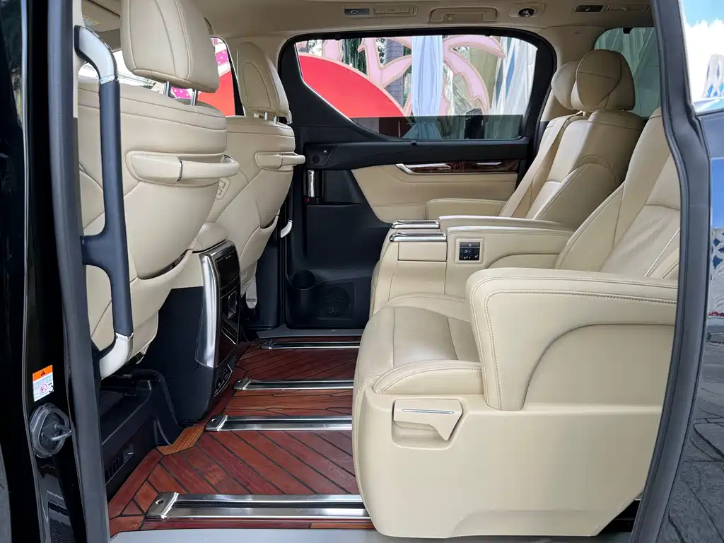 Toyota Alphard — фото 14