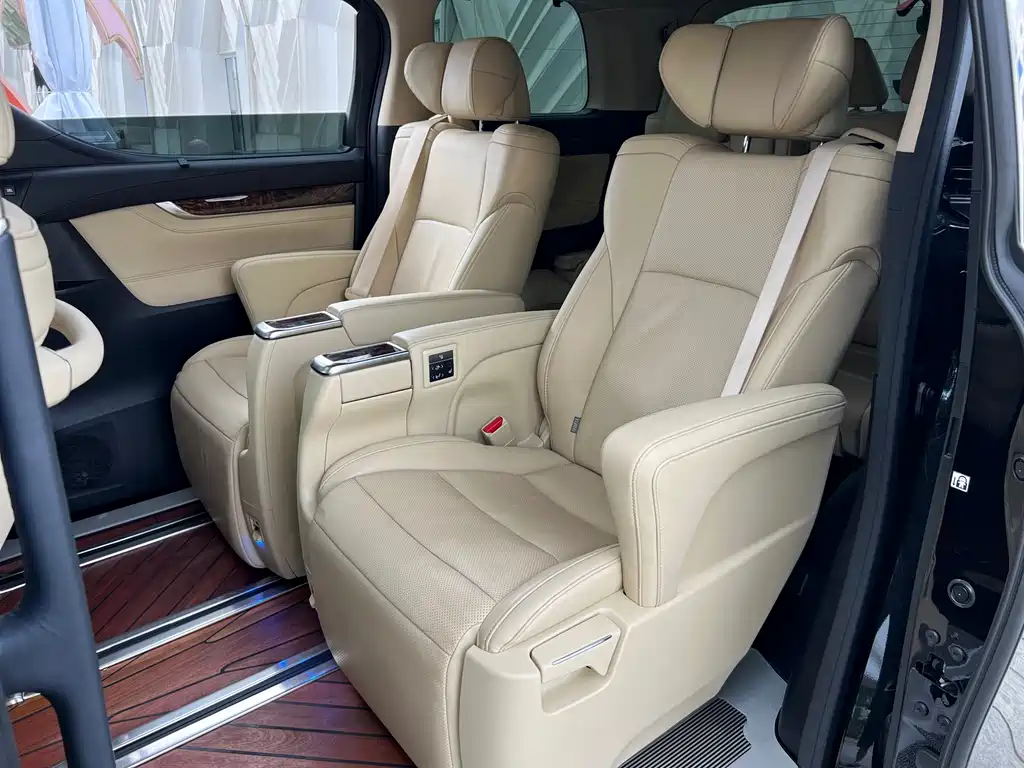 Toyota Alphard — фото 15
