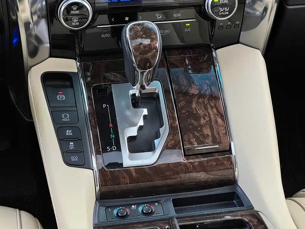 Toyota Alphard — фото 22