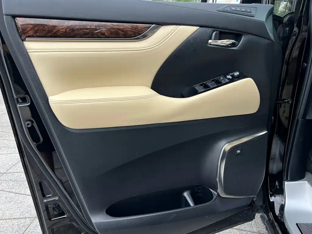 Toyota Alphard — фото 23