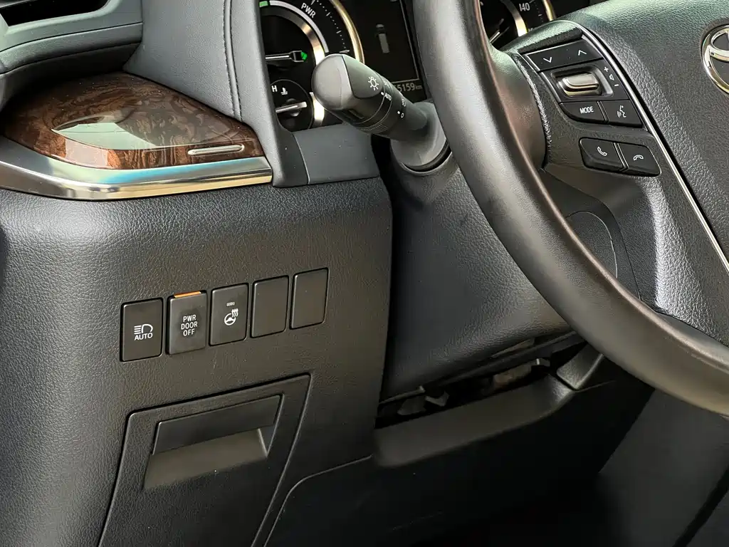 Toyota Alphard — фото 25