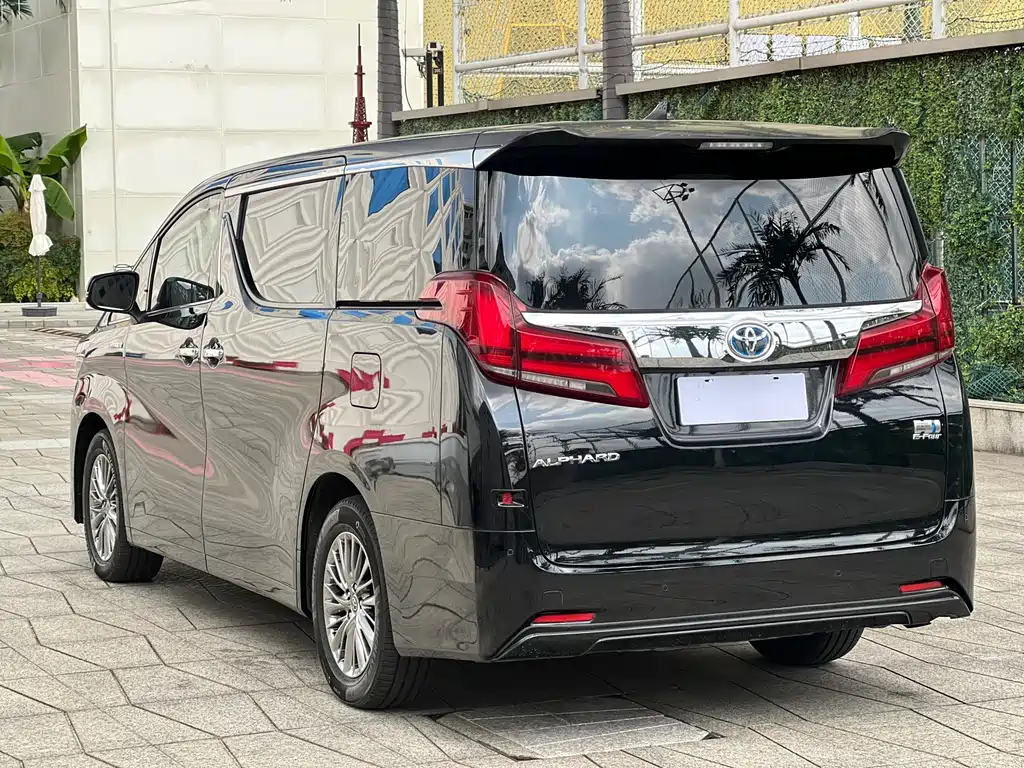 Toyota Alphard — фото 4