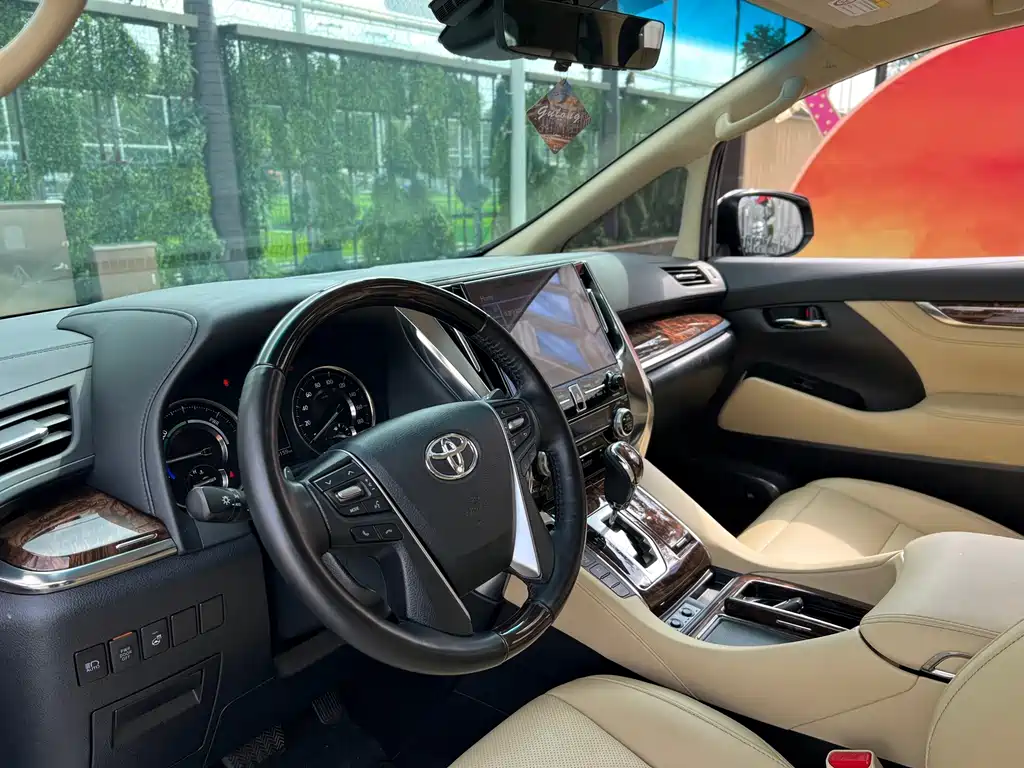 Toyota Alphard — фото 9