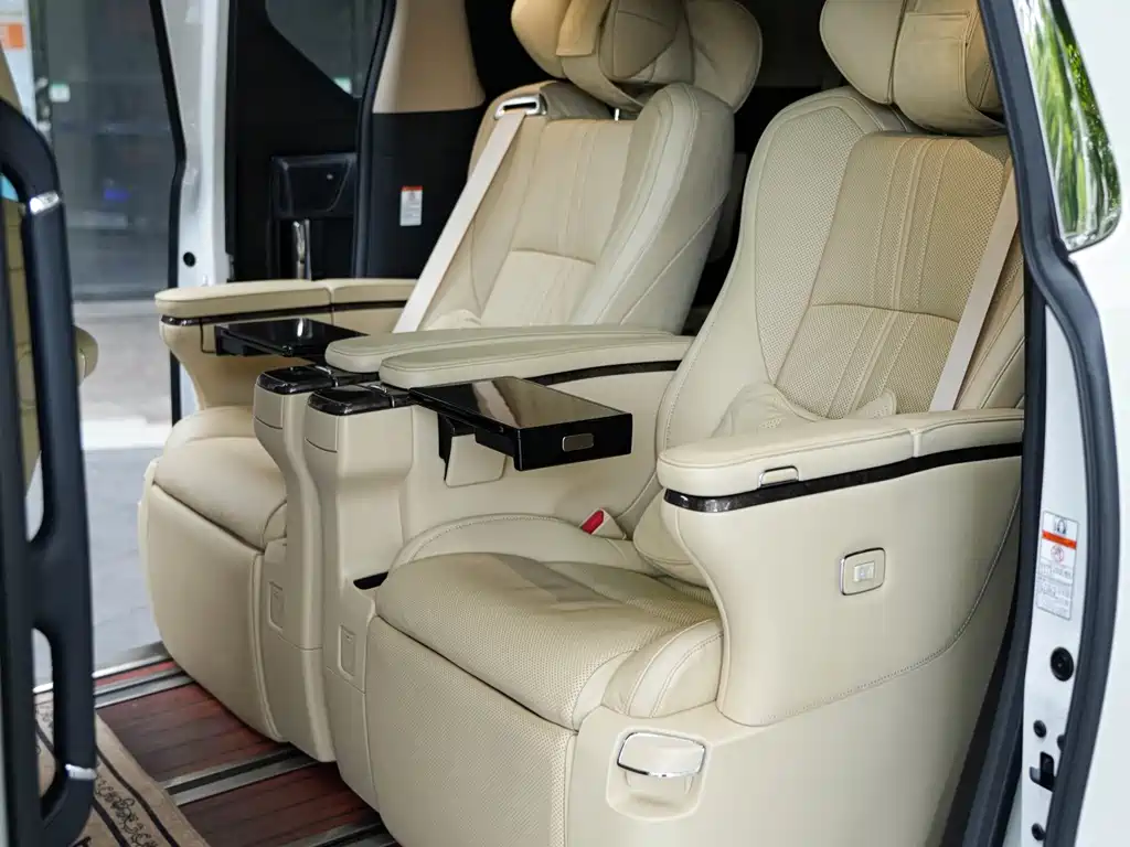 Toyota Alphard — фото 18