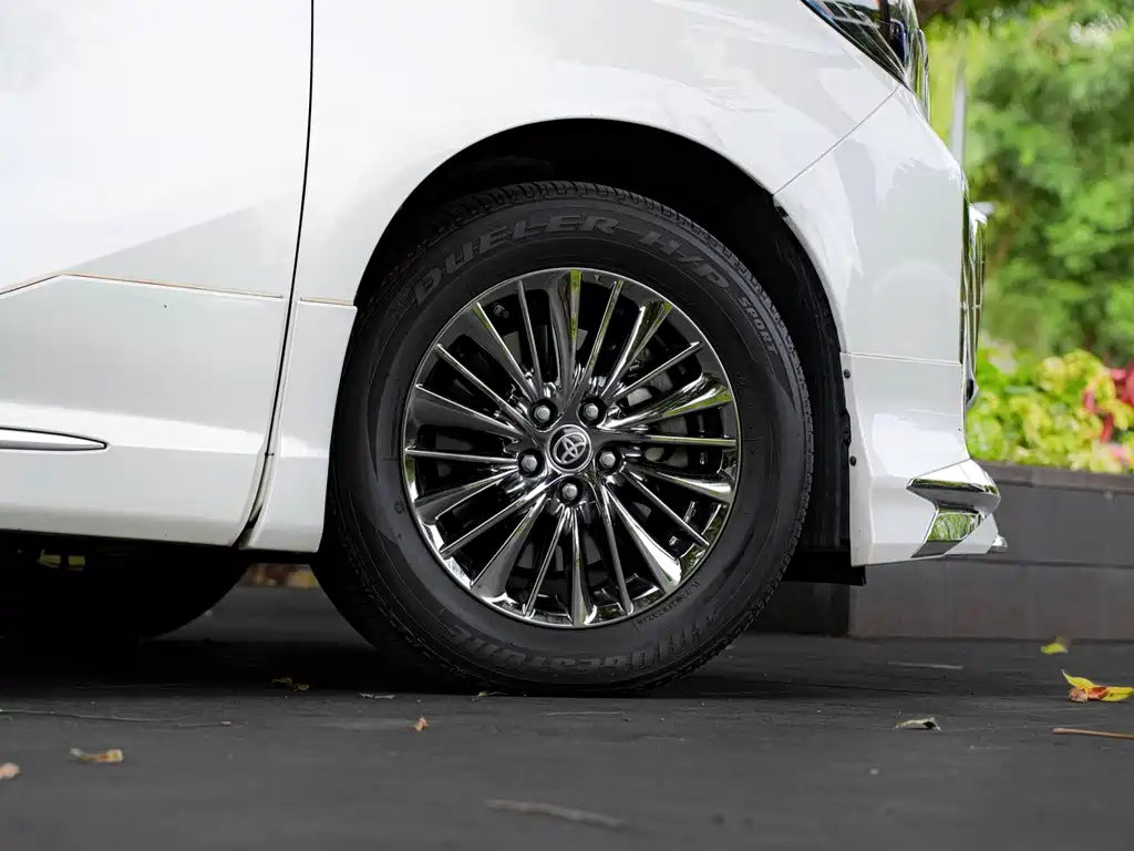 Toyota Alphard — фото 4