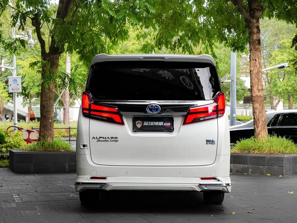 Toyota Alphard — фото 5