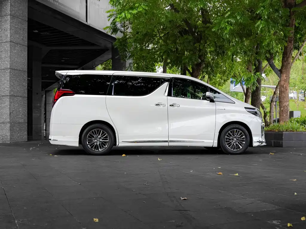 Toyota Alphard — фото 6