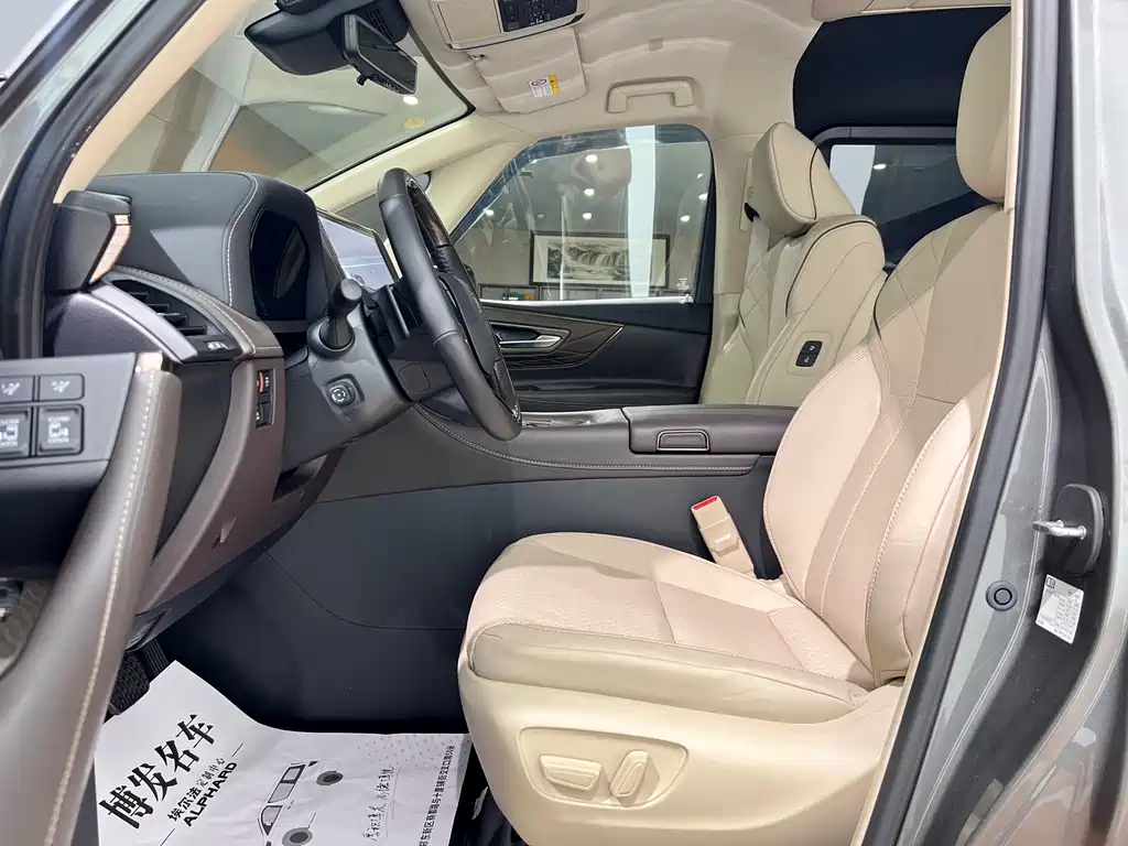 Toyota Alphard — фото 11