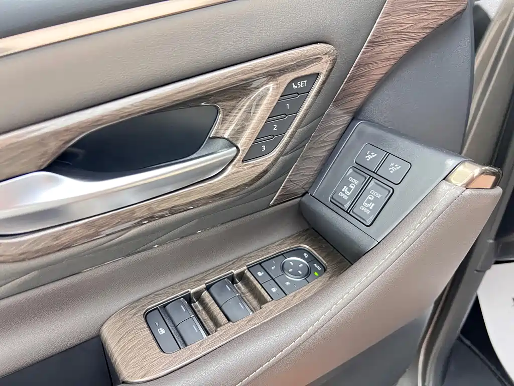 Toyota Alphard — фото 13