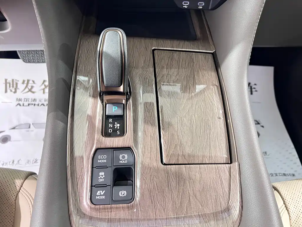 Toyota Alphard — фото 22