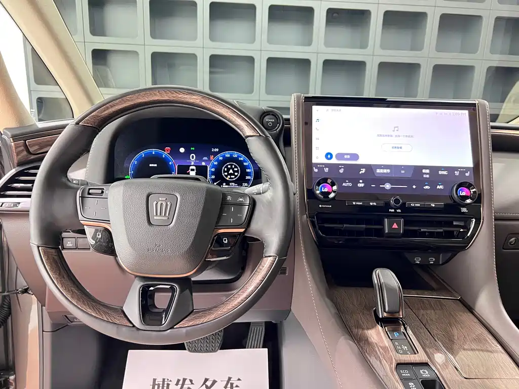 Toyota Alphard — фото 25