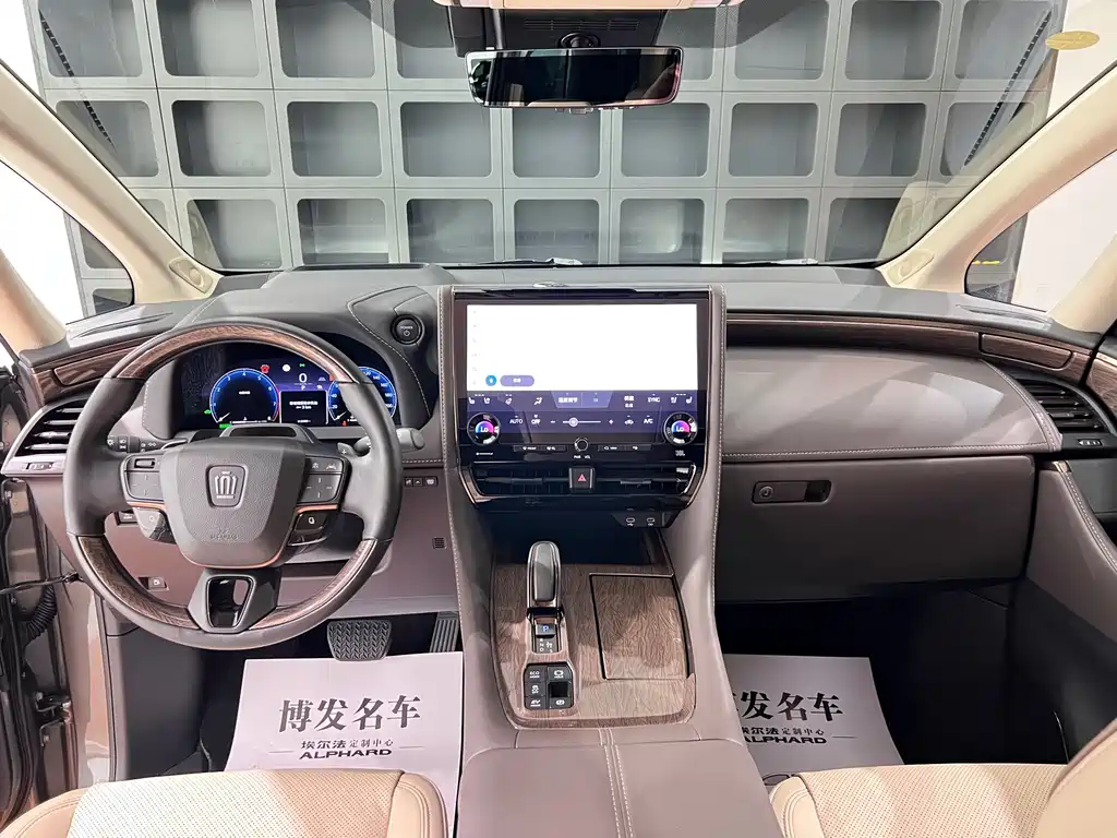 Toyota Alphard — фото 26