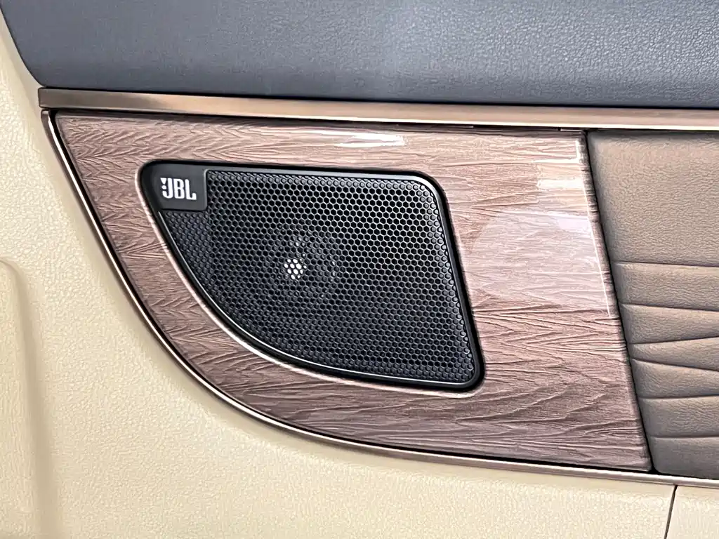 Toyota Alphard — фото 27