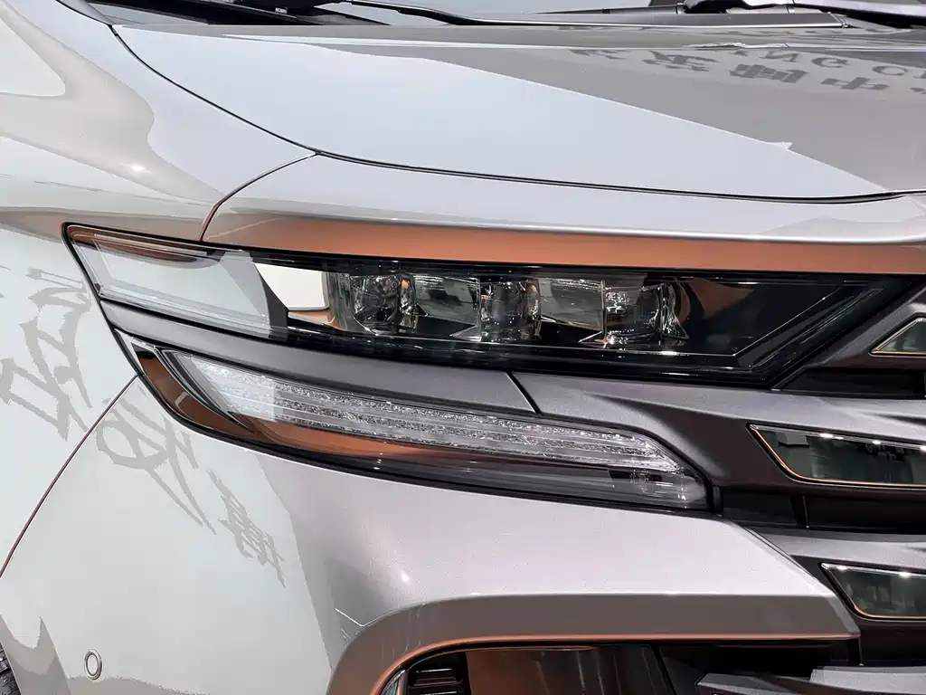 Toyota Alphard — фото 5