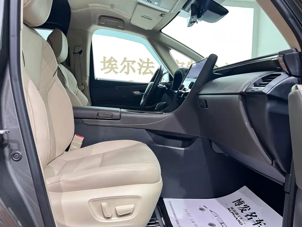 Toyota Alphard — фото 9