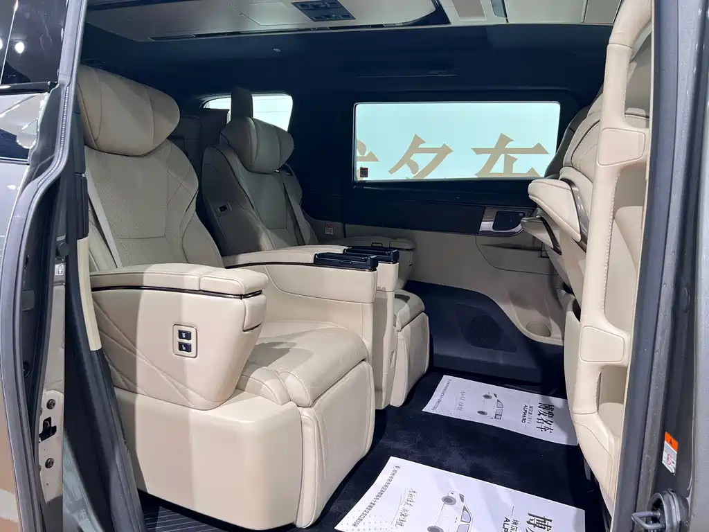 Toyota Alphard — фото 10